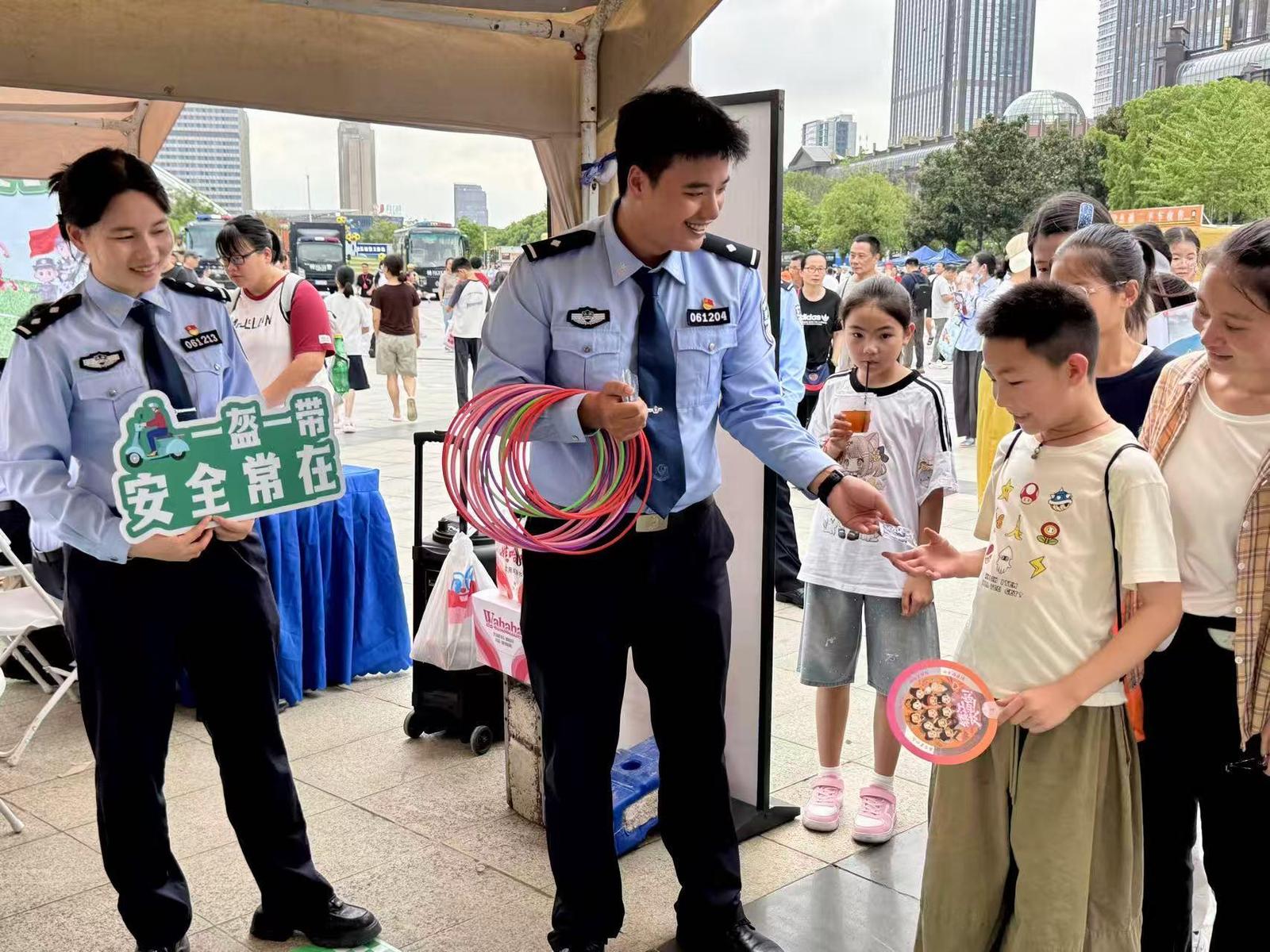 观赛先闯“安全关” 南通交警“平安市集”火热开市