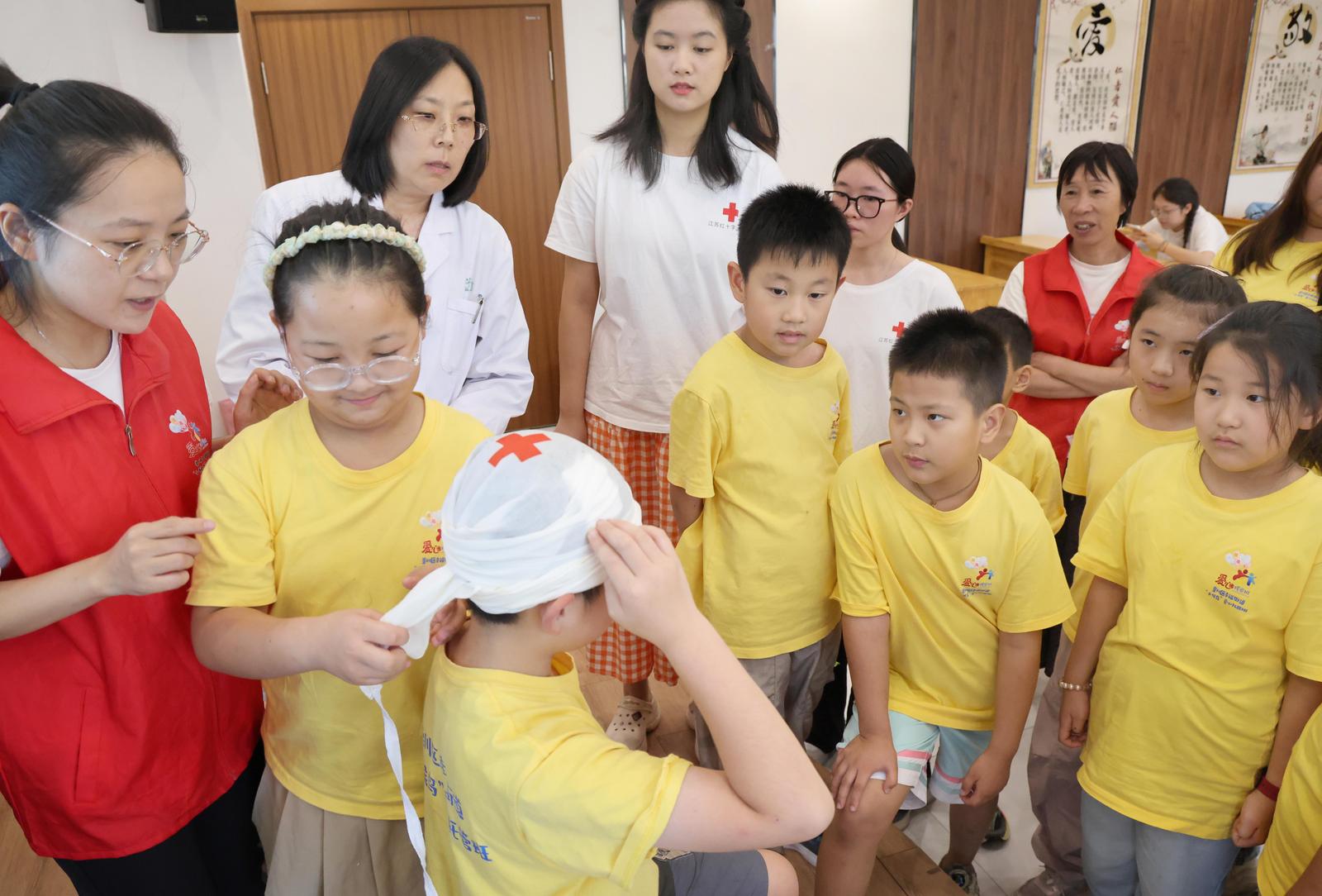 “小候鸟”爱心暑托班“一起学包扎”学救护