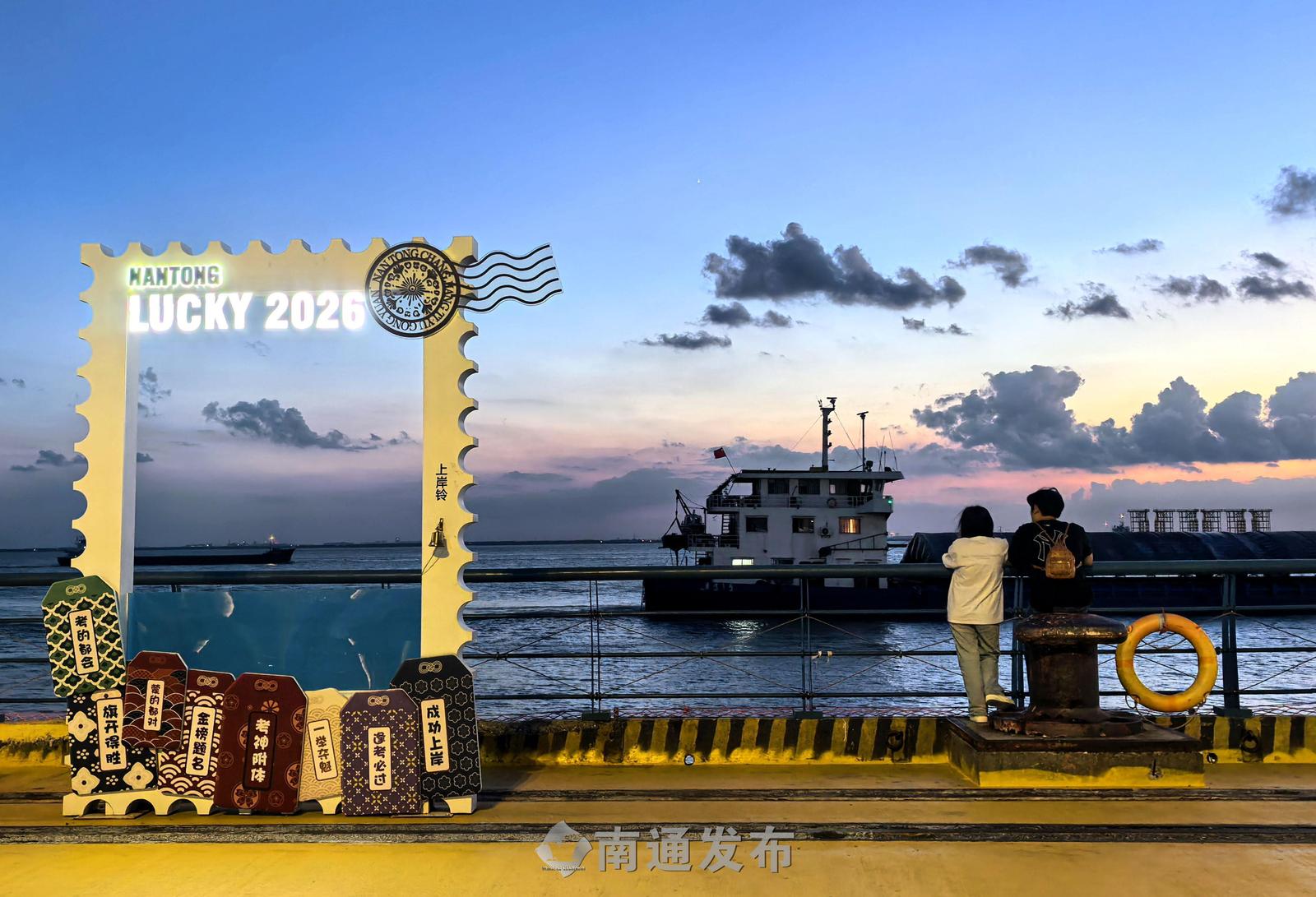 秋日滨江暮色好 市民江畔享晚风