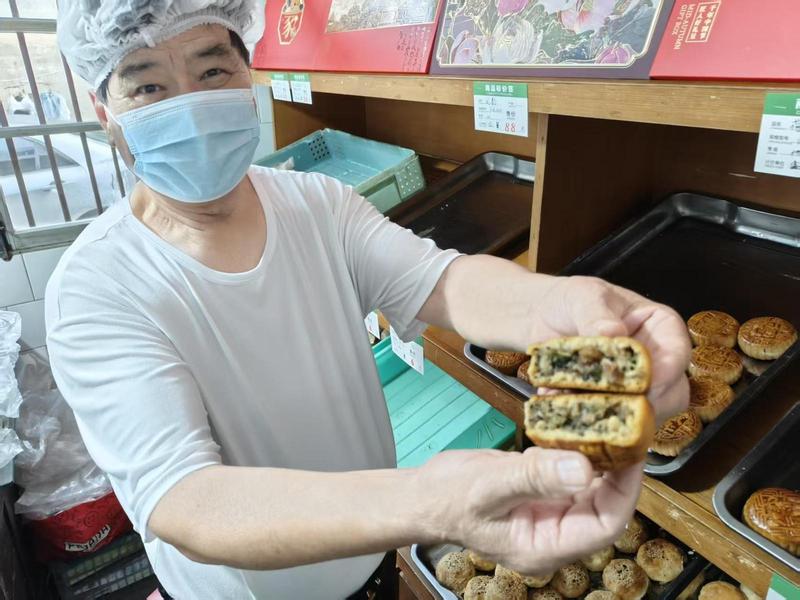 “老月饼”吃出“儿时味道”！启东民间糕点师40多年坚守传统工艺，传承放大本色“沙地”味道
