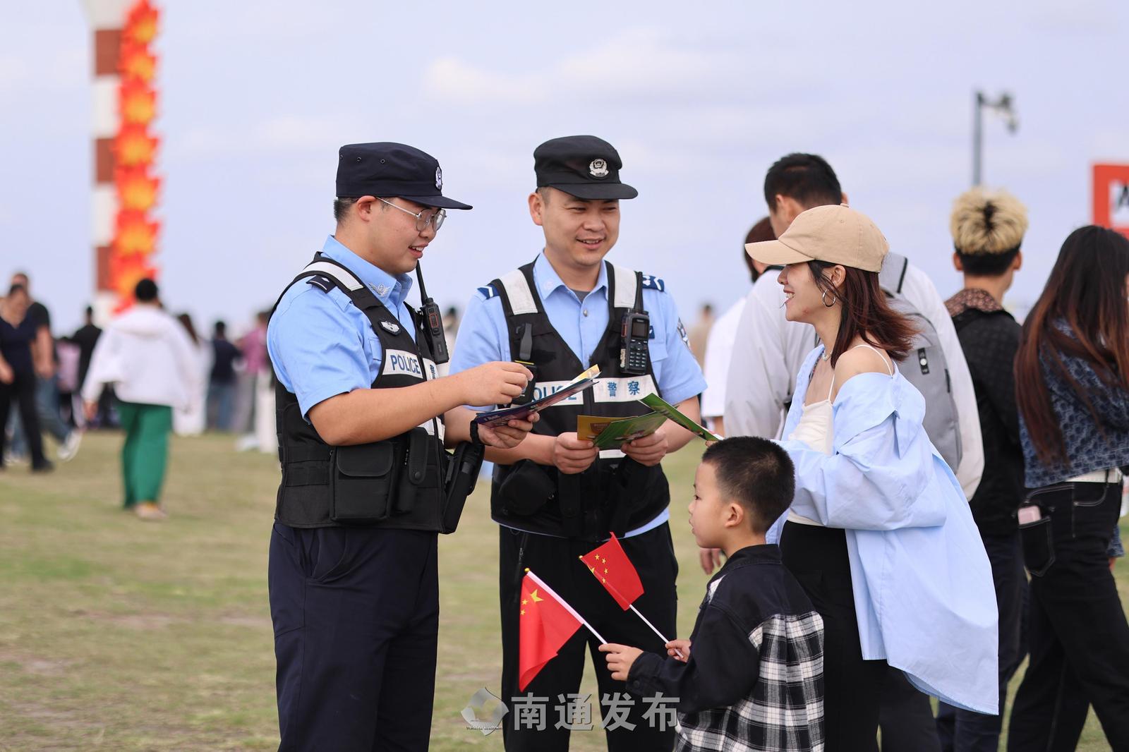 碧海沙滩游人如织 藏蓝身影全天在线丨通州湾公安“全天候守护”海豚湾公园假期平安